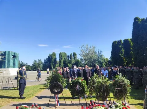 VUKOVARNa vukovarskom Memorijalnom groblju žrtava iz Domovinskog rata polaganjem vijenaca i molitvom obilježena je 19. godi&scaron;njica smrti brigadnog generala Marka Babića, legendarnog branitelja Vukovara i heroja obrane Trpinjske ceste.srpanj 2026.