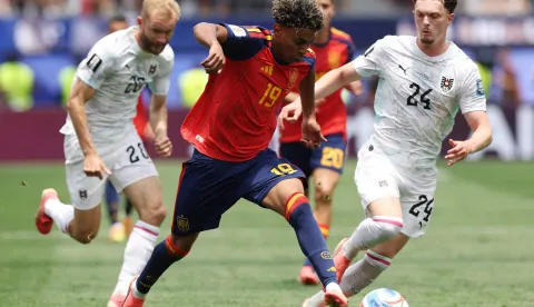 INGLEWOOD, CALIFORNIA - JULY 02: Lamine Yamal #19 of Spain controls the ball against Paul Wanner #24 of Austria during the FIFA World Cup 2026 Round of 32 match between Spain and Austria at Los Angeles Stadium on July 02, 2026 in Inglewood, California. Michael Steele/Getty Images/AFP (Photo by MICHAEL STEELE/GETTY IMAGES NORTH AMERICA/Getty Images via AFP)