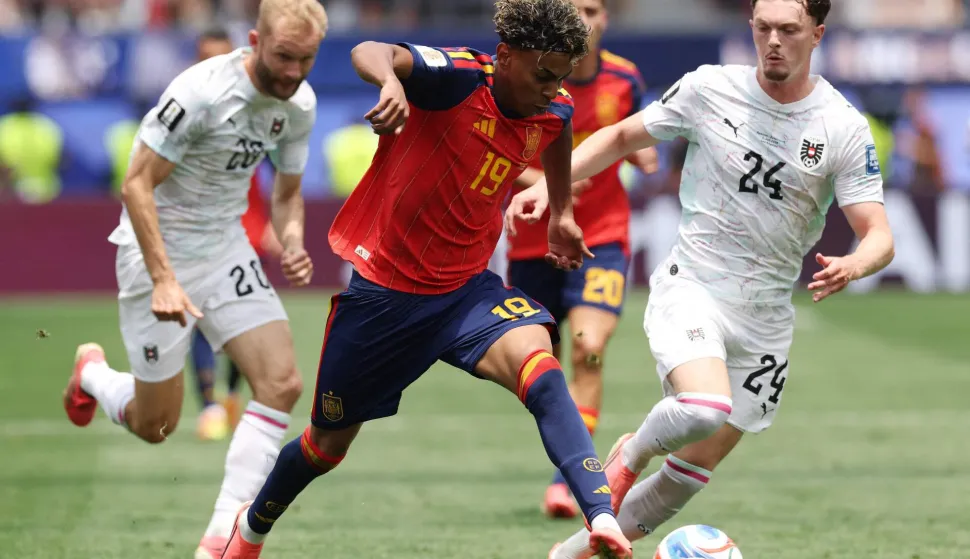 INGLEWOOD, CALIFORNIA - JULY 02: Lamine Yamal #19 of Spain controls the ball against Paul Wanner #24 of Austria during the FIFA World Cup 2026 Round of 32 match between Spain and Austria at Los Angeles Stadium on July 02, 2026 in Inglewood, California. Michael Steele/Getty Images/AFP (Photo by MICHAEL STEELE/GETTY IMAGES NORTH AMERICA/Getty Images via AFP)