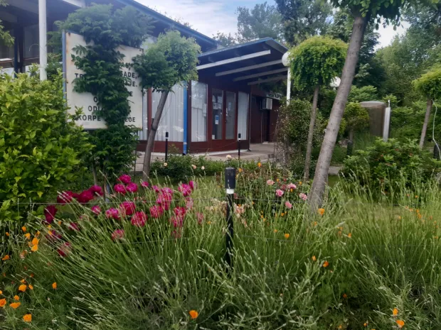 Restoran Kopika ljeti, kad je cvijeće u punom cvatu