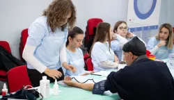 Osijek, 16. 5. 2026., Obilježavanje dana &scaron;ećerne bolestiDijabetes; &scaron;ećerna bolest; bolest; mjerenje tlaka; mjerenje &scaron;ećera u krvi; medicina; zdravlje; korisnici; posjetitelji; medicinski radnici; medicinari; dijabetičari