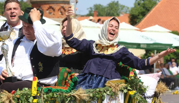 Đakovo, 05. 07. 2026, 60. Đakovački vezovi, tradicionalna povorka Đakovačkih vezova, KUD-ovi, zaprege, jahači.snimio GOJKO MITIĆ
