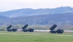 27 April 2022, Slovakia, Sliac: NATO Patriot anti-aircraft missile systems stand at Slovakia's Sliac air base. President Steinmeier is on a one-day visit to Slovakia. In addition to political talks with the president and representatives of humanitarian aid organizations, he is visiting the NATO battlegroup of the Patriot task force, in which German soldiers are also involved. Photo: Bernd von Jutrczenka/dpa Photo: Bernd Von Jutrczenka/DPA