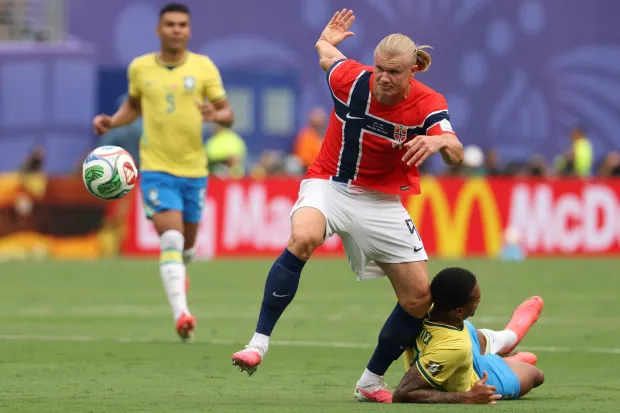 Norway's forward #09 Erling Braut Haaland runs with the ball past Brazil's defender #03 Gabriel Magalhaes during the 2026 World Cup round of 16 football match between Brazil and Norway at the New York/New Jersey Stadium in East Rutherford on July 5, 2026. (Photo by Odd ANDERSEN/AFP)
