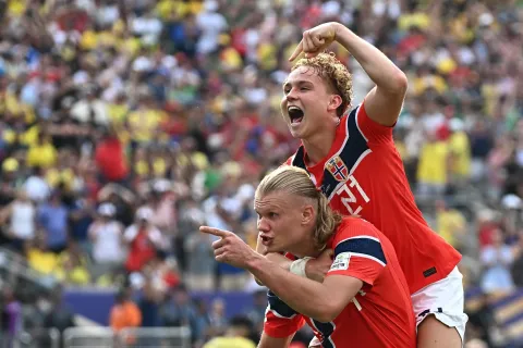 TOPSHOT - Norway's forward #09 Erling Braut Haaland (L) celebrates scoring his team's second goal with teammate midfielder #21 Andreas Schjelderup during the 2026 World Cup round of 16 football match between Brazil and Norway at the New York/New Jersey Stadium in East Rutherford on July 5, 2026. (Photo by Jewel SAMAD/AFP)