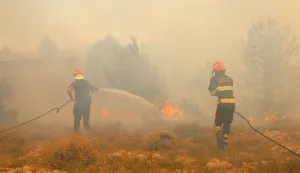 30.07.2024. Skradin - Kod Skradina, u naselju I?evo, izbio je veliki požar. Požarom je zahvacena trava, nisko raslinje i borova &scaron;uma. Požar gase cetiri kanadera. Vatra ozbiljno prijeti Brati&scaron;kovcima, ugrožavajuci&nbsp;kuce&nbsp;i&nbsp;imovinu. Photo: Dusko Jaramaz/PIXSELL