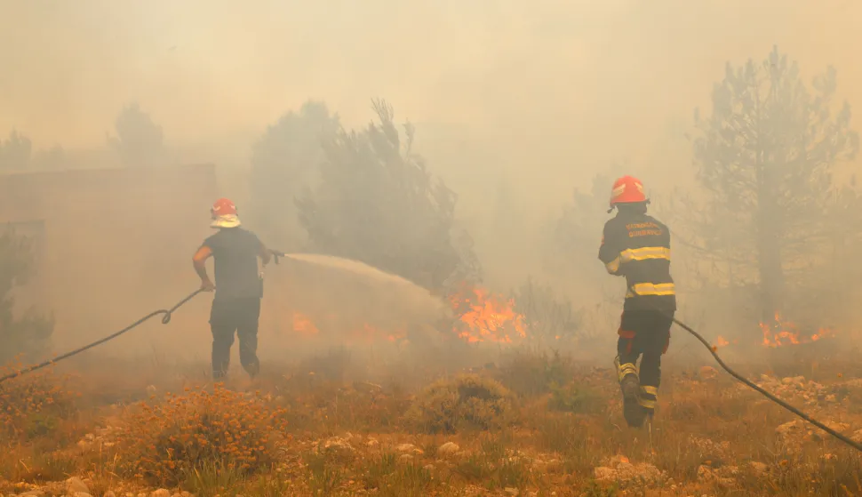 30.07.2024. Skradin - Kod Skradina, u naselju I?evo, izbio je veliki požar. Požarom je zahvacena trava, nisko raslinje i borova &scaron;uma. Požar gase cetiri kanadera. Vatra ozbiljno prijeti Brati&scaron;kovcima, ugrožavajuci&nbsp;kuce&nbsp;i&nbsp;imovinu. Photo: Dusko Jaramaz/PIXSELL