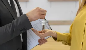 - U Hrvatskoj je registrirano 1.400 do 1.500 agencija za nekretnine te vi&scaron;e od 5.000 licenciranih agenata, bez popratnog osoblja. Uzev&scaron;i u obzir službene brojke Ekonomskog instituta dolazimo do podatka da je to svega 59 prodanih nekretnina po agenciji kroz godinu dana, tj. 17 nekretnina po agentu kroz godinu dana,