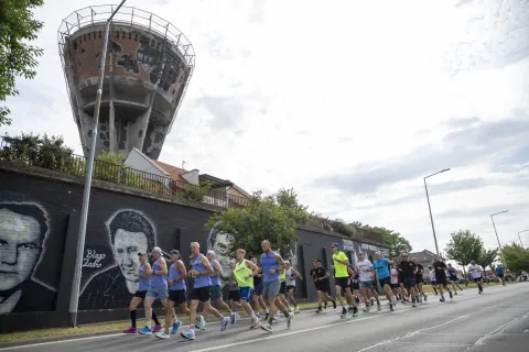 Vukovar, 6.7.2026.- S Memorijalnog centra Ov?ara u ponedjeljak ujutro krenuo je XV. ultramaraton Vukovar ? Srebrenica, koji Vije?e bo?nja?ke nacionalne manjine Grada Zagreba organizira u povodu obilje?avanja 31. godi?njice genocida u Srebrenici. foto HINA/ Vije?e bo?nja?ke nacionalne manjine Grada Zagreba/ Stipe Maji?/ ua