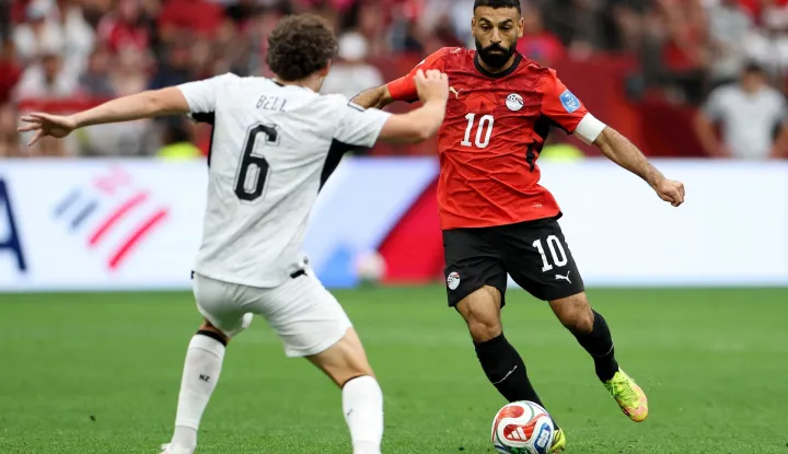 VANCOUVER, BRITISH COLUMBIA - JUNE 21: Mohamed Salah #10 of Egypt controls the ball against Joe Bell #6 of New Zealand during the FIFA World Cup 2026 Group G match between New Zealand and Egypt at BC Place Vancouver on June 21, 2026 in Vancouver, British Columbia. Emilee Chinn/Getty Images/AFP (Photo by Emilee Chinn/GETTY IMAGES NORTH AMERICA/Getty Images via AFP)