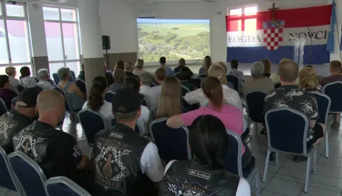 BOGDANOVCIU Hrvatskom domu u Bogdanovcima premijerno je prikazan 25-minutni dokumentarni film "Bogdanovci &ndash; koraci koji ostaju" Vinkovčanina Darka Puharića, prvi film koji na cjelovit način prikazuje prapovijest i povijesni razvoj tog mjesta nedaleko od Vukovarasrpanj 2026.
