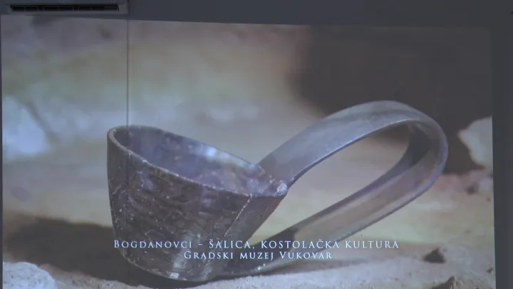 BOGDANOVCIU Hrvatskom domu u Bogdanovcima premijerno je prikazan 25-minutni dokumentarni film "Bogdanovci &ndash; koraci koji ostaju" Vinkovčanina Darka Puharića, prvi film koji na cjelovit način prikazuje prapovijest i povijesni razvoj tog mjesta nedaleko od Vukovarasrpanj 2026.