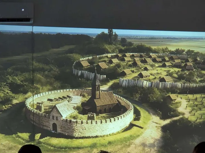 BOGDANOVCIU Hrvatskom domu u Bogdanovcima premijerno je prikazan 25-minutni dokumentarni film "Bogdanovci &ndash; koraci koji ostaju" Vinkovčanina Darka Puharića, prvi film koji na cjelovit način prikazuje prapovijest i povijesni razvoj tog mjesta nedaleko od Vukovarasrpanj 2026.
