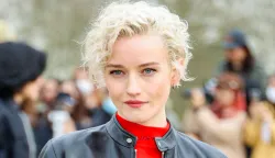 Julia Garner aux arriv&eacute;es au d&eacute;fil&eacute; Loewe Collection Femme Pr&ecirc;t-&agrave;-Porter Automne/Hiver 2026-2027 lors de la Fashion Week de Paris (PFW) sur l'esplanade du Ch&acirc;teau de Vincennes, &agrave; Paris, France, le 6 mars 2026. &copy; Denis Guignebourg/Bestimage Arrivals at the Loewe Womenswear Fall/Winter 2026-2027 show as part of Paris Fashion Week on March 06, 2026 in Paris, France. Photo: Denis Guignebourg/Bestimage/BESTIMAGE