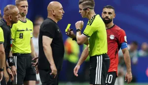 Soccer Football - FIFA World Cup 2026 - Round of 16 - Argentina v Egypt - Atlanta Stadium, Atlanta, Georgia, U.S. - July 7, 2026 Egypt coach Hossam Hassan is shown a yellow card by referee Francois Letexier REUTERS/Paul Childs  TPX IMAGES OF THE DAY Photo: Paul Childs/REUTERS