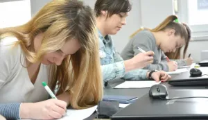 28.01.2017., Bjelovar, EducirajMe centar - U zelji za uspjesnim zavrsetkom mature i upisa zeljenog studija, danas su u EducirajMe centru otpoceli tecajevi pripreme za maturu. Za pocetak rijec je o predmetima matematika, engleski i hrvatski jezik. Pristup pripremama prilagodjen je svakom polazniku jer za svakog se maturanta prati napredak od pocetka do zeljenog cilja. Ukoliko se ukaze potreba, pruzaju se i dodatne individualne konzultacije.Photo: Damir Spehar/PIXSELL------4 stupcanovosti