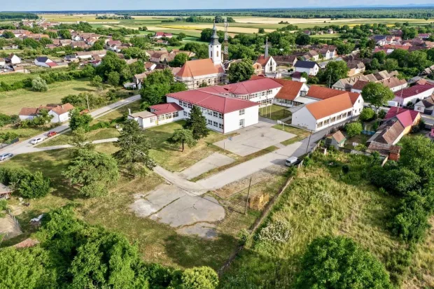 VINKOVCIGradonačelnik Josip Romić potpisao je ugovor o izvođenju radova na izgradnji i opremanju &scaron;kolske sportske dvorane uz O&Scaron; Nikole Tesle u vinkovačkom prigradskom naselju Mirkovcima. srpanj 2026.