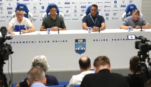 Osijek, 23. 06. 2026, Opus Arena, Press konferencija, predstavljanje novog trenea NK Osijek, Federic Bessone. Sportski direktor, Kenneth Zandvliet, NK Osijek.Mario Mihić, Federic Bessone i Kenneth Zandvilet.snimio GOJKO MITIĆ