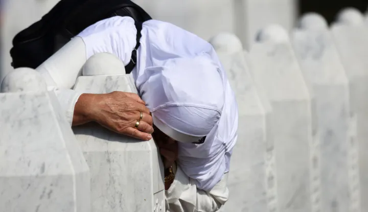 A Bosnian Muslim woman reacts amid grave stones of victims killed during the Srebrenica genocide, at the Srebrenica Genocide Memorial in Potocari, Bosnia and Herzegovina, July 11, 2025. REUTERS/Amel Emric Photo: AMEL EMRIC/REUTERS