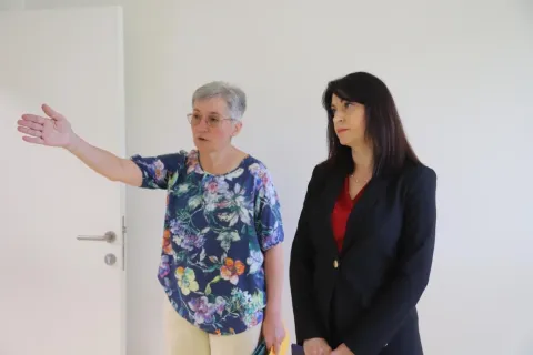 ĐAKOVOŽupanica OBŽ-a Nata&scaron;a Trami&scaron;ak i gradonačelnik Đakova Marin Mandarić obi&scaron;li su obnovljene prostorije Doma za starije i nemoćne u Đakovu, koji će uskoro primati i osobe s Alzheimerom i demencijom.SRPANJ 2026.