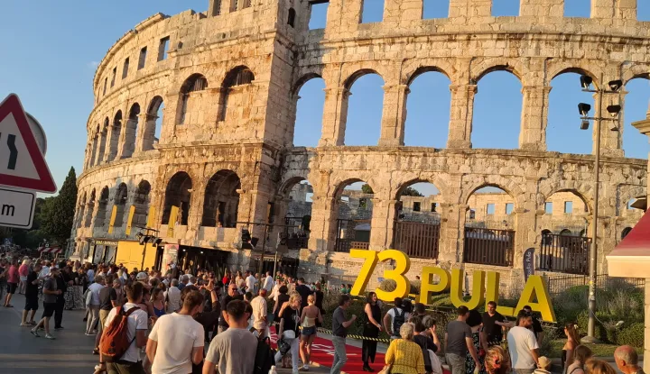 Pula, 09.07.2026 - Prikazivanjem filma Igora ?eregija "Svadba", najgledanijeg filma svih vremena u hrvatskim kinima, u ?etvrtak nave?er u pulskoj Areni sve?ano je otvoreno ovogodi?nje 73. izdanje Pulskog filmskog festivala u sklopu kojeg ?e u hrvatskom natjecateljskom programu biti prikazano jedanaest filmova. foto HINA/ Daniel SPONZA/ ik