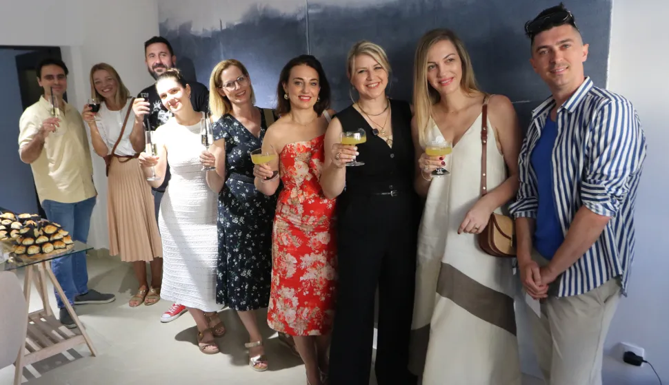 Osijek, 09. 07. 2026, Županijska 28. Otvorenje Malog art salona, vlasnica Marija Adrić Soldo, akademska slikarica.snimio GOJKO MITIĆ