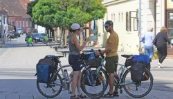 Osijek, 29. 07. 2021, Trg Ante Starcevica. Turisti, kontinentalni turizam. Cikloturizam je jedan od brendova grada Osijeka, Cikolturisti su potrazili spas u hladovini. Slobodnjak, ljeto.snimio GOJKO MITIC