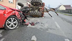 Pijan se traktorom zabio u parkirani automobil