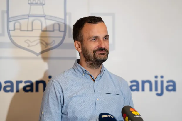 Osijek, 10. 7. 2026., Ugovori, stambeno zbrinjavanjeMarko Kapular; ugovori; stambeno zbrinjavanje; županija; mladi; obitelji