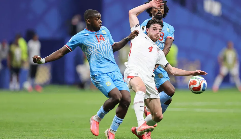 ATLANTA, GEORGIA - JULY 01: Declan Rice #4 of England controls the ball against Noah Sadiki #14 of Congo DR during the FIFA World Cup 2026 Round Of 32 match between England and Congo DR at Atlanta Stadium on July 01, 2026 in Atlanta, Georgia. Michael Reaves/Getty Images/AFP (Photo by Michael Reaves/GETTY IMAGES NORTH AMERICA/Getty Images via AFP)