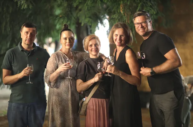 Osijek, 10. 07. 2026., Perivoj kralja Tomislava, wine & art, večer vina i umjetnosti, vino, umjetnost, glazbaSNIMIO BRUNO JOBST