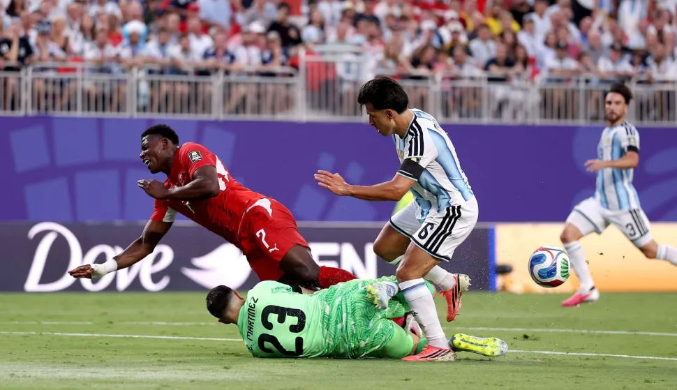 KANSAS CITY, MISSOURI - JULY 11: Emiliano Martinez #23 of Argentina makes a save against Breel Embolo #7 of Switzerland during the FIFA World Cup 2026 Quarter Final match between Argentina and Switzerland at Kansas City Stadium on July 11, 2026 in Kansas City, Missouri. Carl Recine/Getty Images/AFP (Photo by Carl Recine/GETTY IMAGES NORTH AMERICA/Getty Images via AFP)