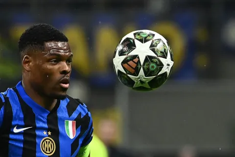 (FILES) Inter Milan's Dutch defender #02 Denzel Dumfries eyes the ball during the UEFA Champions League round of 16 second-leg football match between Inter Milan and Feyenoord Rotterdam at the San Siro Stadium in Milan, on March 11, 2025. Real Madrid announced on July 5, 2026 that they have signed Dutch defender Denzel Dumfries from Inter Milan for a reported 20 million euros ($23 million). "(We) have reached an agreement for the transfer of player Denzel Dumfries, who will be with our club for the next four seasons, until June 30, 2030," said Madrid in a statement. (Photo by Isabella BONOTTO/AFP)