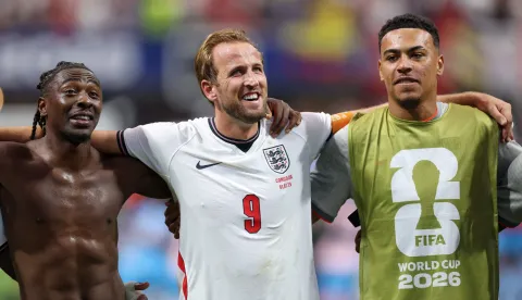 ATLANTA, GEORGIA - JULY 01: (L-R) Eberechi Eze #21 and Harry Kane #9 and Morgan Rogers #17 of England applaud fans after the team's 2-1 victory in the FIFA World Cup 2026 Round Of 32 match between England and Congo DR at Atlanta Stadium on July 01, 2026 in Atlanta, Georgia. Richard Pelham/Getty Images/AFP (Photo by Richard Pelham/GETTY IMAGES NORTH AMERICA/Getty Images via AFP)