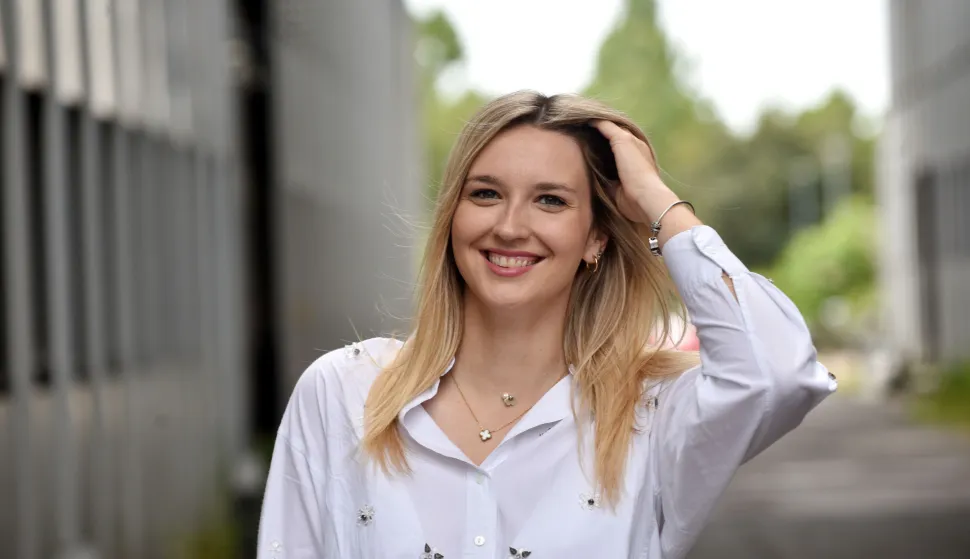 Zagreb, 16.07.2026 (petkom) - Marisabel Majic, novinarka HTV-a, uz tekst M.Dobrecovica.foto Davor Kovacevicpetkom