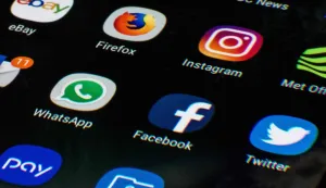 (FILES) This photo illustration shows a mobile phone screen displaying the icons for the social networking apps Facebook, Twitter and Instagram, taken in Manchester on March 22, 2018. Britain's most senior doctors have compared the growing alarm about social media's dangers for young people to past experiences around smoking, as a government consultation on the topical issue ends on May 26, 2026. (Photo by Oli SCARFF/AFP)dru&scaron;tvene mreže