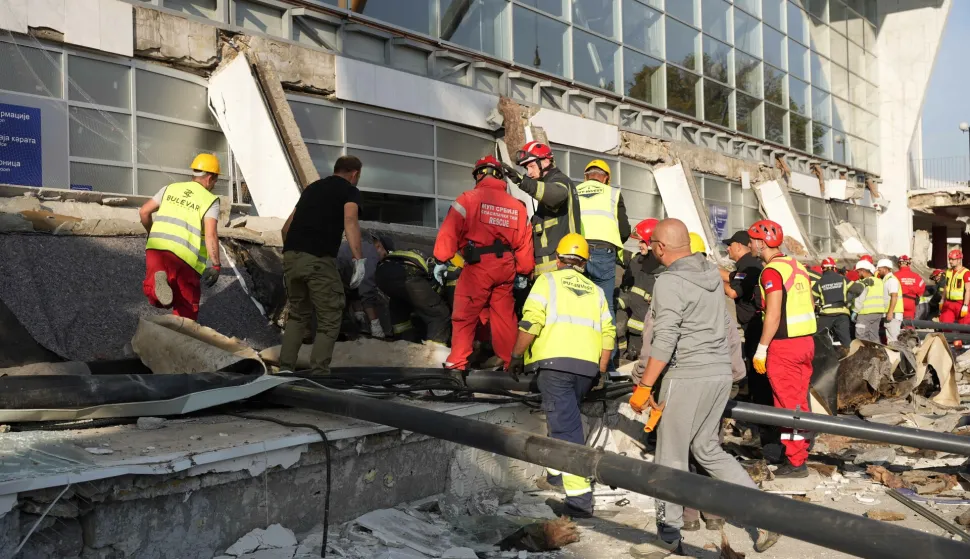 Novi Sad, 1.11.2024. - Osam je osoba poginulo, dvije su te&scaron;ko ozlijeđene, a jo&scaron; su dvije osobe ispod ru&scaron;evina uru&scaron;ene nadstre&scaron;nice željezničkog kolodvora u Novom Sadu, priopćio je u petak ministar srbijanske policije Ivica Dačić nakon dolaska na mjesto nesreće. "Izuzetno te&scaron;ka akcija trajat će nekoliko sati. Osam tijela je izvučeno iz ru&scaron;evina", rekao je Dačić i dodao da je dvoje ljudi u bolnici te da je jedno od njih u te&scaron;kom stanju jer mu je noga amputirana. Na fotografiji spasilačke ekipe. foto HINA/ TANJUG/ OMK MUP REPUBLIKE SRBIJE/ nr/ ml