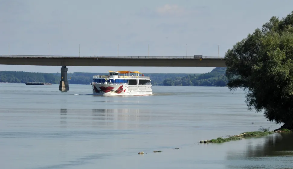 slavonija(prilog)...ilok...21.09.2012.granica; most na dunavu izmedju iloka i backe palankefoto gordan panic