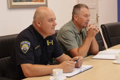Policijska postaja Na&scaron;ice i Grad Na&scaron;ice najavili su pojačane preventivne aktivnosti i nadzor nad vozačima električnih romobila, radni sastanak, srpanj 2026.