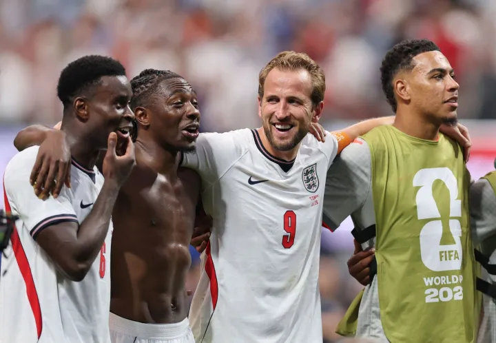 ATLANTA, GEORGIA - JULY 01: Harry Kane #9 and players of England applaud fans after the team's 2-1 victory in the FIFA World Cup 2026 Round Of 32 match between England and Congo DR at Atlanta Stadium on July 01, 2026 in Atlanta, Georgia. Michael Reaves/Getty Images/AFP (Photo by Michael Reaves/GETTY IMAGES NORTH AMERICA/Getty Images via AFP)