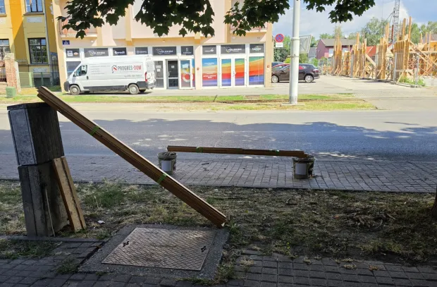 Divaltova ulica osijek, "rezerviranje" parkirnog mjesta parking, parkiralisteRenoviranje stana, radnici ostave smece na parkirnom mjestu cijeli dan. Oni odlaze oko 16, a parking je okupiran cijeli dan i preko noci.