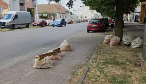 Divaltova ulica osijek, "rezerviranje" parkirnog mjesta parking, parkiralisteRenoviranje stana, radnici ostave smece na parkirnom mjestu cijeli dan. Oni odlaze oko 16, a parking je okupiran cijeli dan i preko noci.