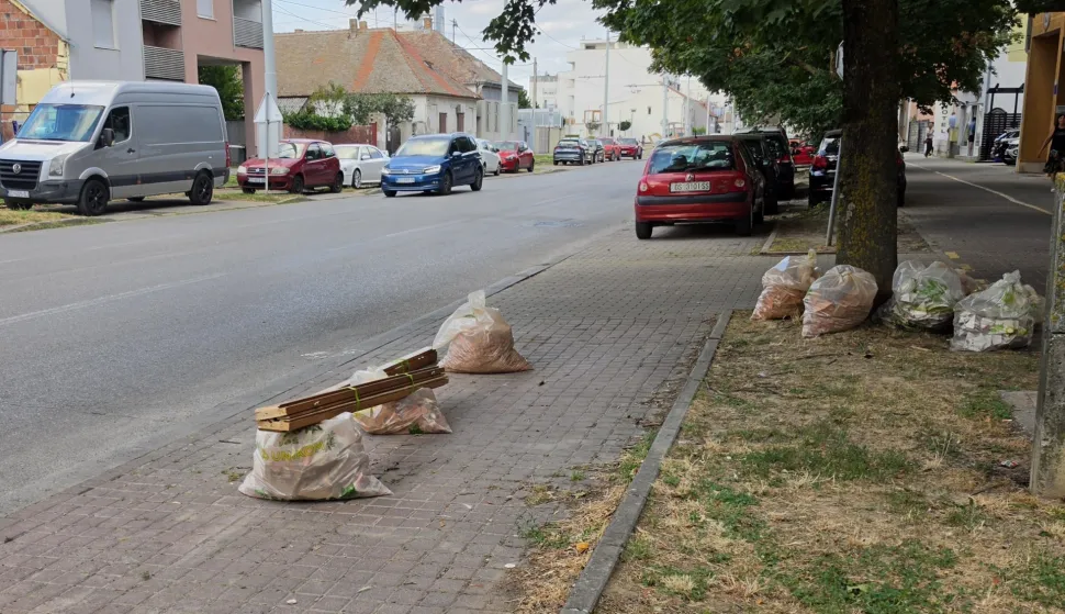 Divaltova ulica osijek, "rezerviranje" parkirnog mjesta parking, parkiralisteRenoviranje stana, radnici ostave smece na parkirnom mjestu cijeli dan. Oni odlaze oko 16, a parking je okupiran cijeli dan i preko noci.