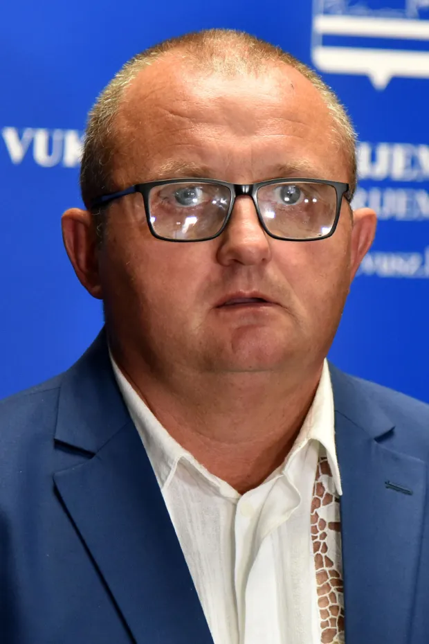 novosti...vinkovci...14.06.2024.velika zupanijska vijecnica; potpredsjednik vlade i ministar poljoprivrede, sumarstva i ribarstva josip dabro odrzao sastanak s predstavnicima sredisnjeg saveza udruga uzgajivaca svinja rh, svinjogojskim udrugama, predstavnicima drzavnog inspektorata rh, predstavnicima hrvatske poljoprivredne komore i predstavnicima jls-a na temu "stanje u svinjogojskom sektoru i prijedlozi za buduce razdoblje"; na fotki - antun golubovic;foto Gordan Panić