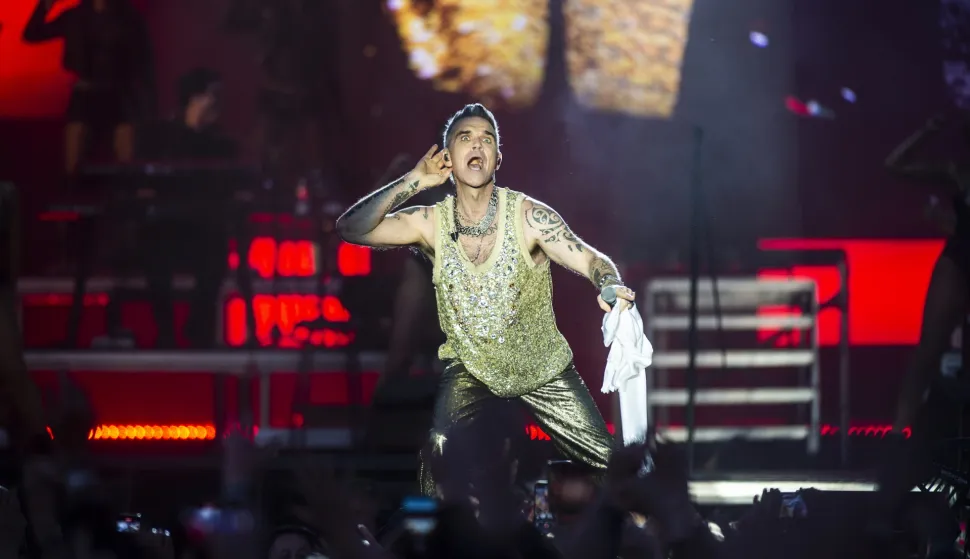 epa10684859 Robbie Williams performs at Heartland Festival, in Kvaerndrup, Denmark, 10 June 2023 (issued 11 June 2023). EPA/Tim Kildeborg Jensen DENMARK OUT