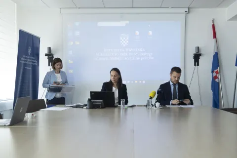 Zagreb, 14.07.2026 - Konferencija za medije na kojoj je državni tajnik Ivan Vidi&scaron; i Zrinka &Scaron;poljarić, ovla&scaron;tena za obavljanje poslova ravnateljice Uprave za trži&scaron;te rada i zapo&scaron;ljavanje predstavili su izmjene Zakona o reguliranim profesijama i priznavanju inozemnih stručnih kvalifikacija te najaviti postupak javnog savjetovanja. Na fotografiji Zrinka &Scaron;poljarić, Ivan Vidi&scaron;.foto HINA/ Daniel KASAP/ dk