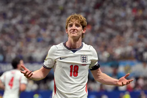 England's forward #18 Anthony Gordon celebrates after scoring England's first goal during the 2026 World Cup football tournament semi-final match between England and Argentina at the Atlanta Stadium in Atlanta on July 15, 2026. (Photo by JUAN MABROMATA/AFP)