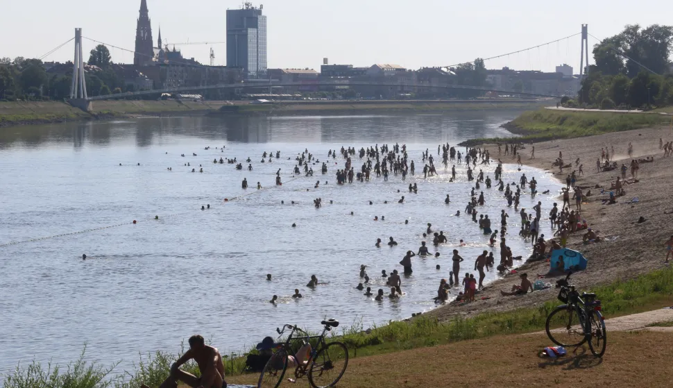 Osijek, 15. 07. 2026, Copacaban, Kopika, plaža na Dravi TZ OBŽ organizira grupno snimanje kupača za promotivnu kampanju... Copacabana, Kopika, Drava, kupačii, ljeto...snimio GOJKO MITIĆ