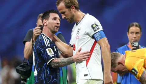 ATLANTA, GEORGIA - JULY 15: Lionel Messi #10 of Argentina is congratulated by Harry Kane #9 of England after the 2-1 win during the FIFA World Cup 2026 Semi Final match between England and Argentina at Atlanta Stadium on July 15, 2026 in Atlanta, Georgia. Richard Pelham/Getty Images/AFP (Photo by Richard Pelham/GETTY IMAGES NORTH AMERICA/Getty Images via AFP)
