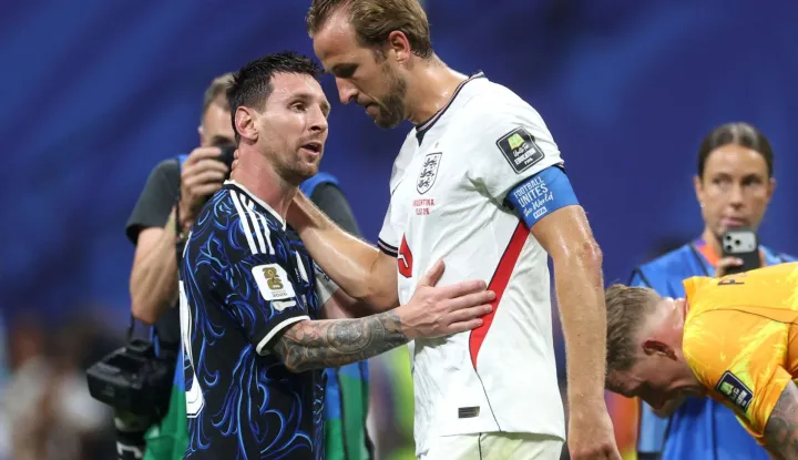 ATLANTA, GEORGIA - JULY 15: Lionel Messi #10 of Argentina is congratulated by Harry Kane #9 of England after the 2-1 win during the FIFA World Cup 2026 Semi Final match between England and Argentina at Atlanta Stadium on July 15, 2026 in Atlanta, Georgia. Richard Pelham/Getty Images/AFP (Photo by Richard Pelham/GETTY IMAGES NORTH AMERICA/Getty Images via AFP)